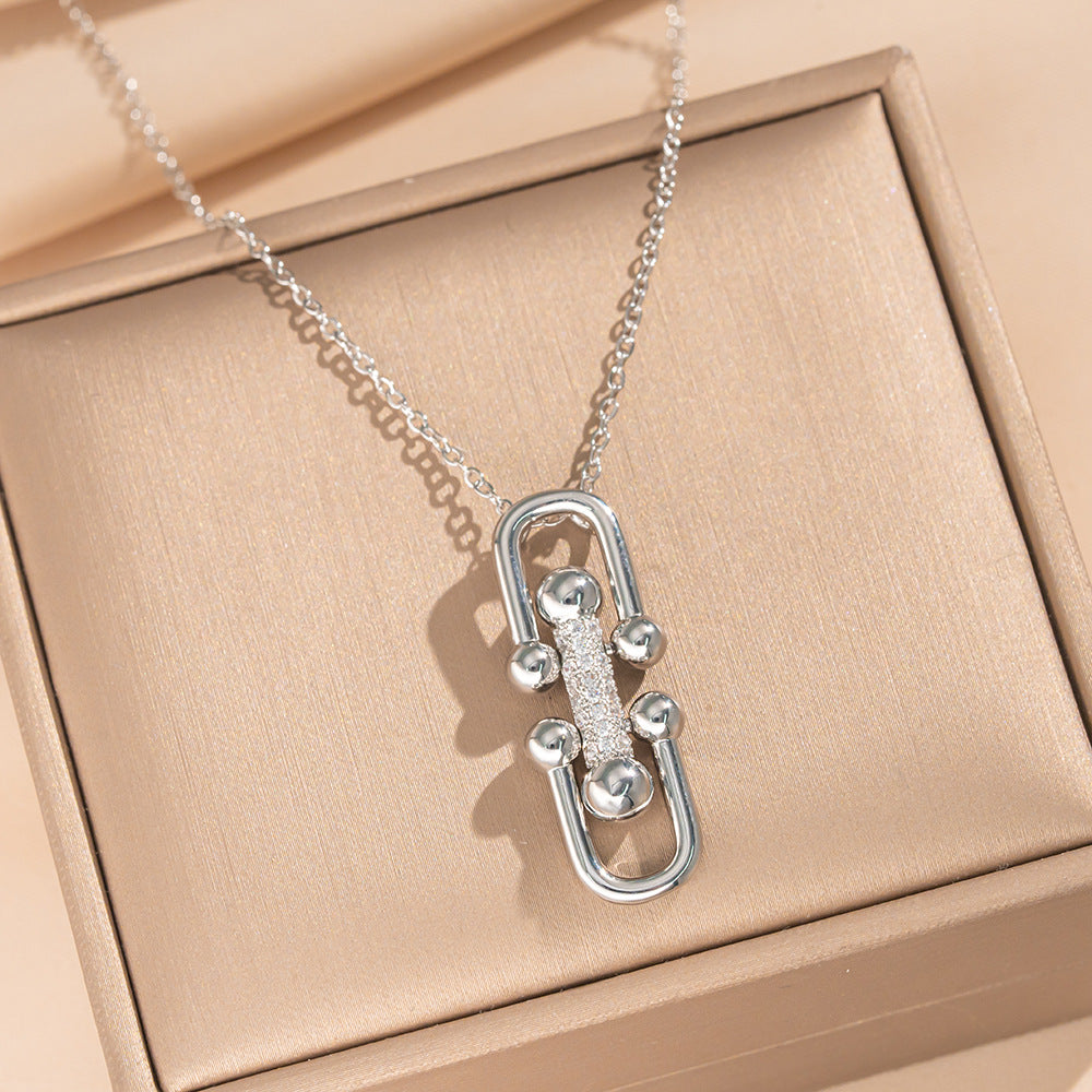 Juego de collar con colgante de nariz de cerdo minimalista de lujo con incrustaciones de circonita en acero de titanio y acabado chapado en oro de 18 quilates para mujer