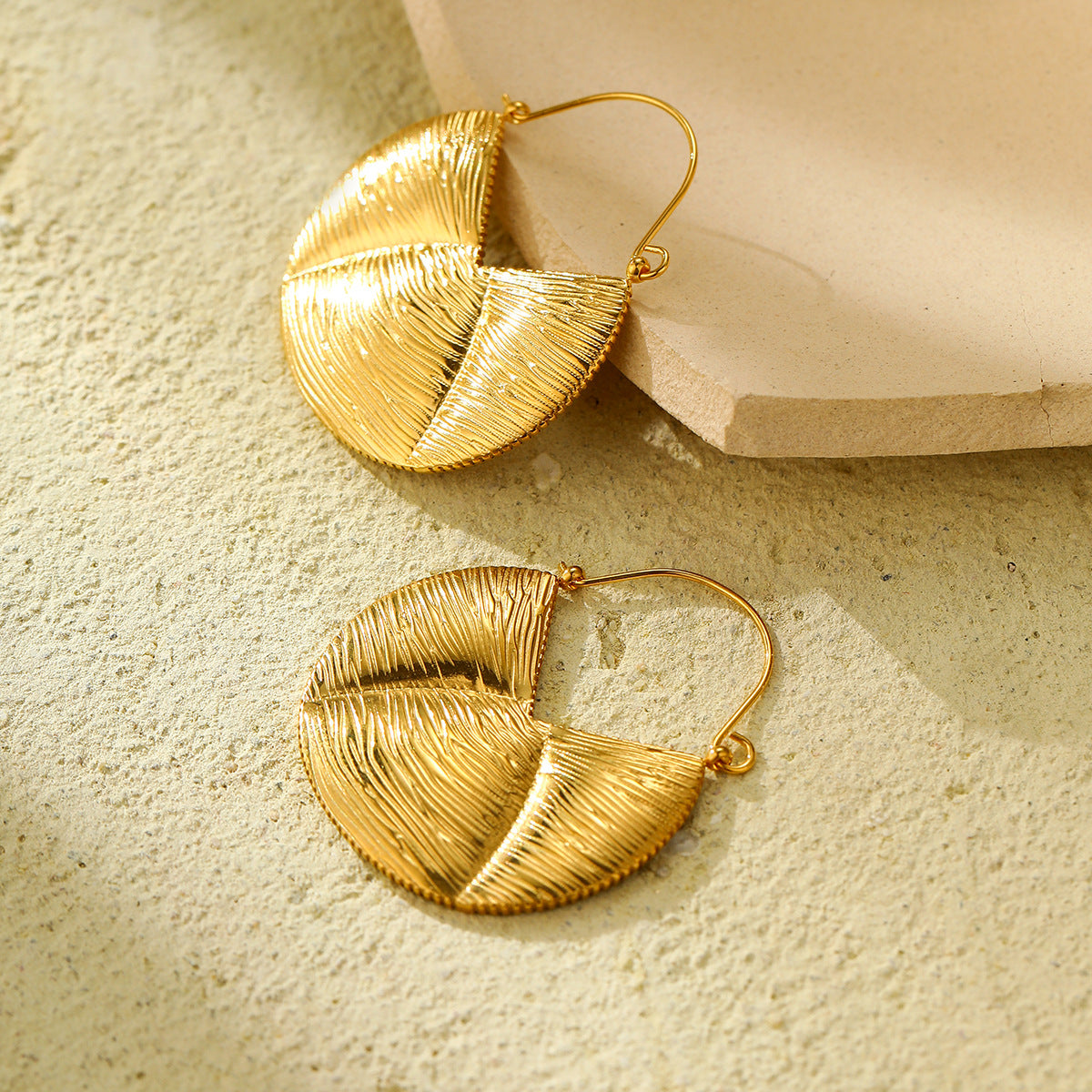 Pendientes de moda de oro chapado en acero inoxidable geométricos vintage con diseño plisado texturizado para mujer