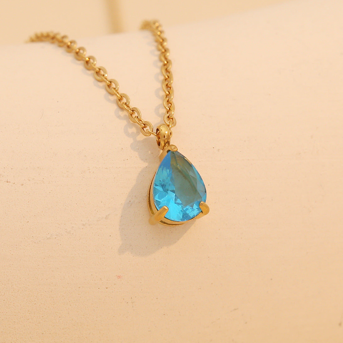 Collana con pendente da donna in acciaio inossidabile a forma di goccia d'acqua, placcata e alla moda