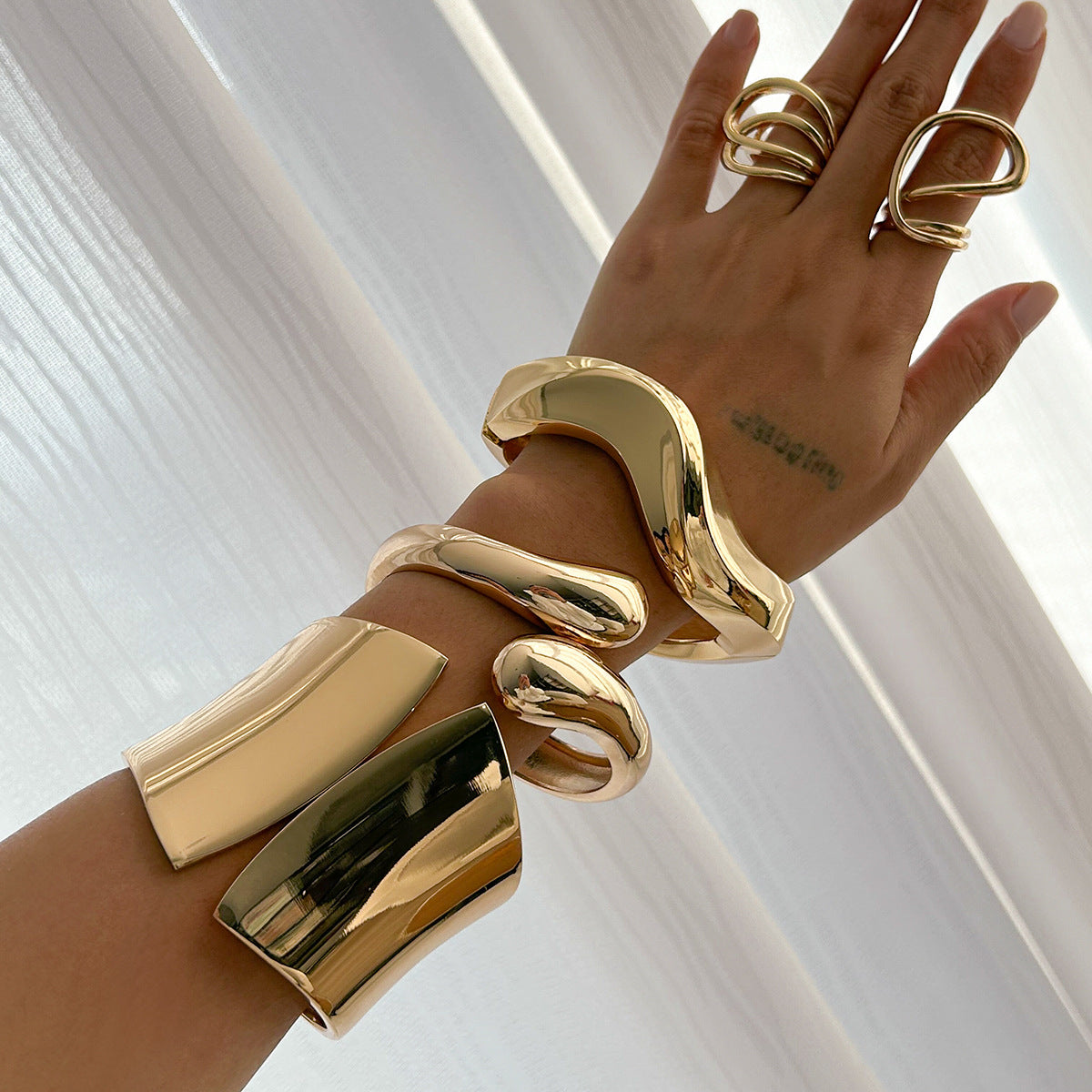 Bracciale rigido da donna in lega vintage ondulata irregolare con finitura placcata