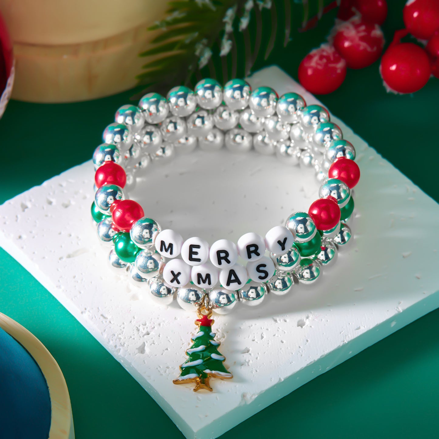 Braccialetto con ciondoli a tema natalizio a forma di alfabeto e cartoni animati, con perline in lega e motivi natalizi a campana di fiocco di neve e Babbo Natale, per donna