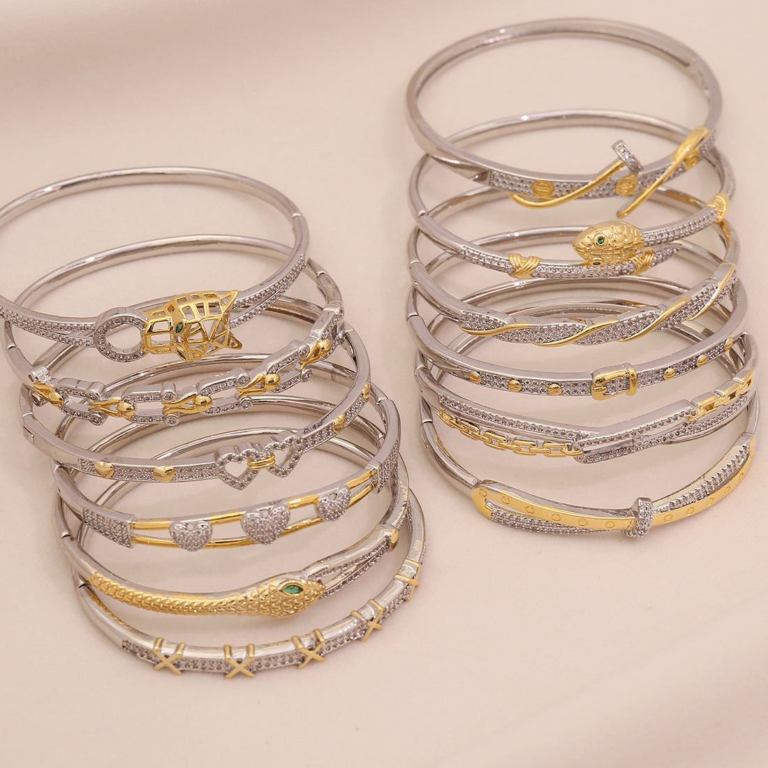Bracciale personalizzato con catena a serpente in rame color oro con testa di leopardo e micro-intarsio a forma di cuore