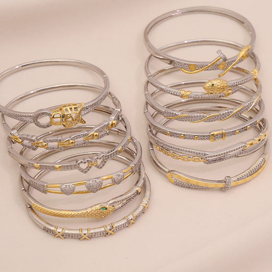 Pulsera con cadena de serpiente de cobre y baño dorado personalizada con cabeza de leopardo e incrustaciones de microcorazones