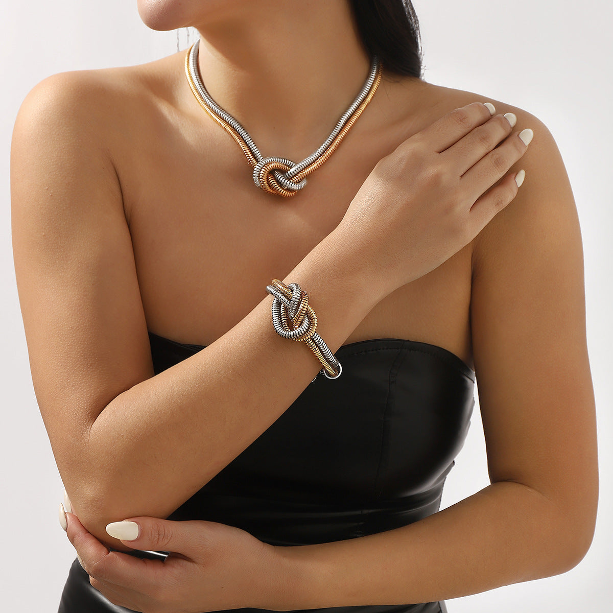Set collana e bracciale hip hop vintage personalizzato a nodo ritorto invecchiato con placcatura in metallo bicolore
