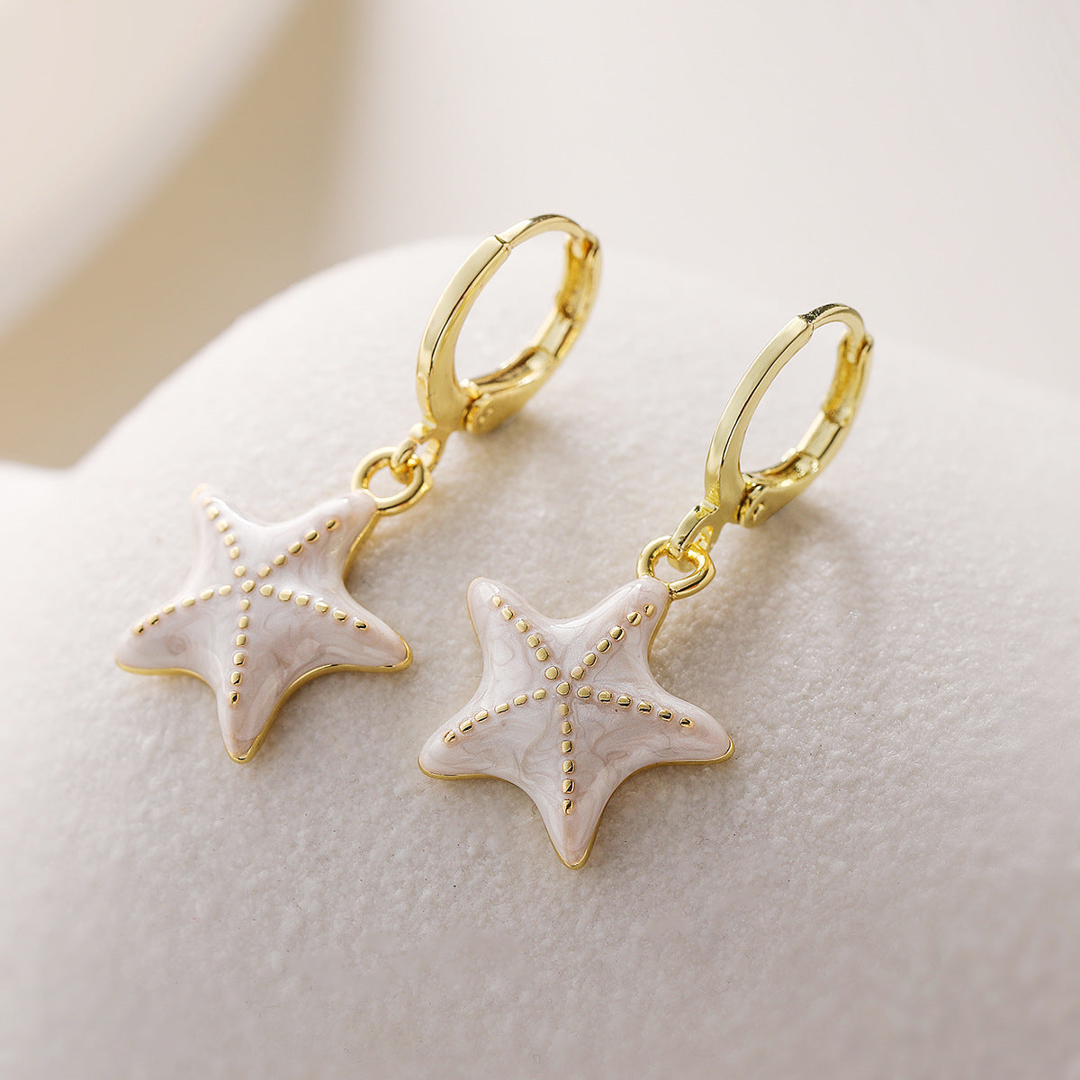 Orecchini in rame smaltato a forma di stella minimalista da donna con placcatura in oro 18 carati