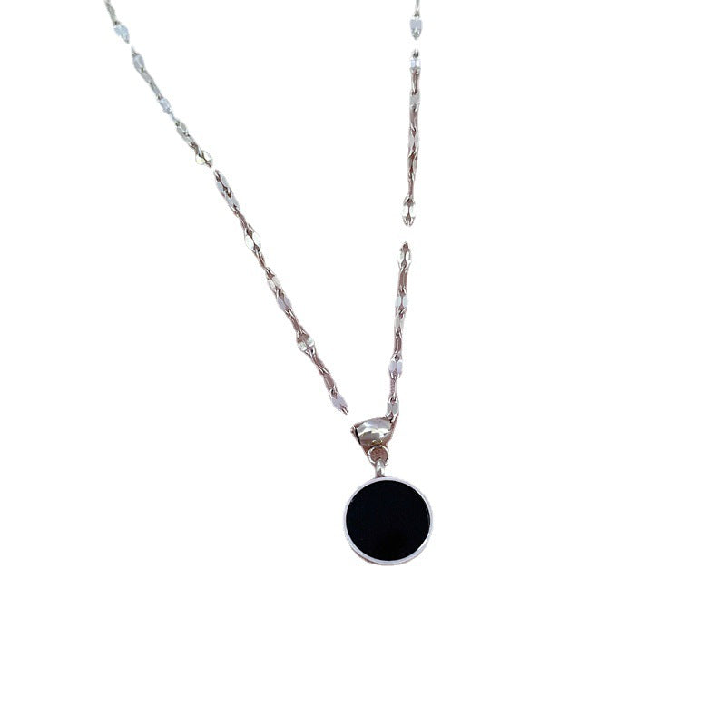Catena con collana in acciaio al titanio placcata in madreperla geometrica con accento floreale da donna
