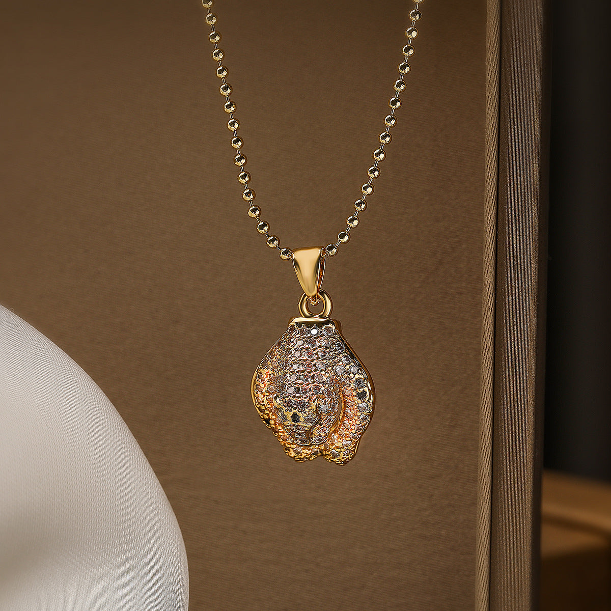 Minimalist Leopard-Shaped Pendant Necklace for Women with Copper Base and 18K Gold Plating, Zircon Inlay, Fashionable Clavicle Chain