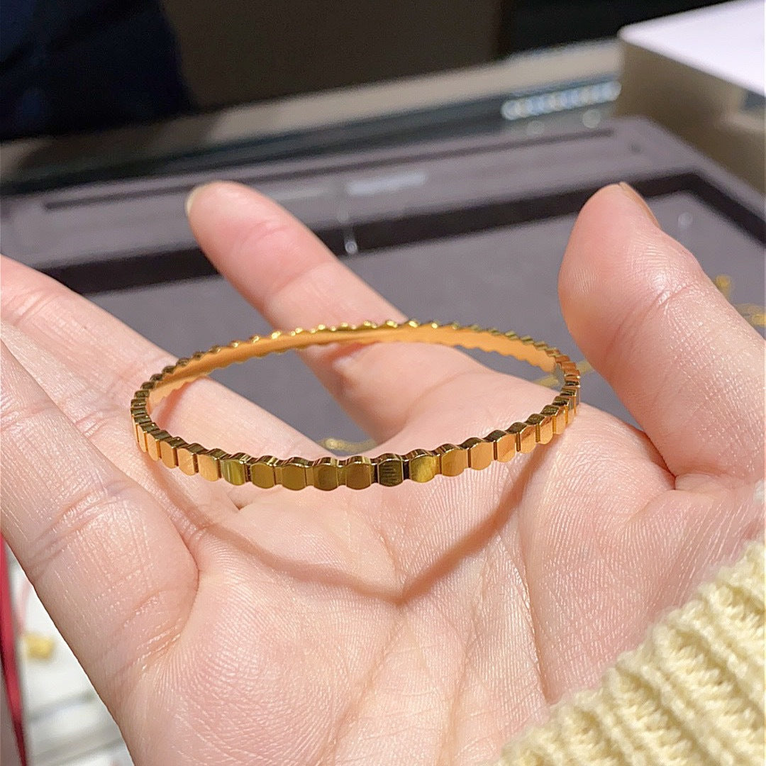 Minimalist Honeycomb Pattern Stainless Steel Bracelet for Women with Plated Finish, Lightweight Luxe Fashion Accessory