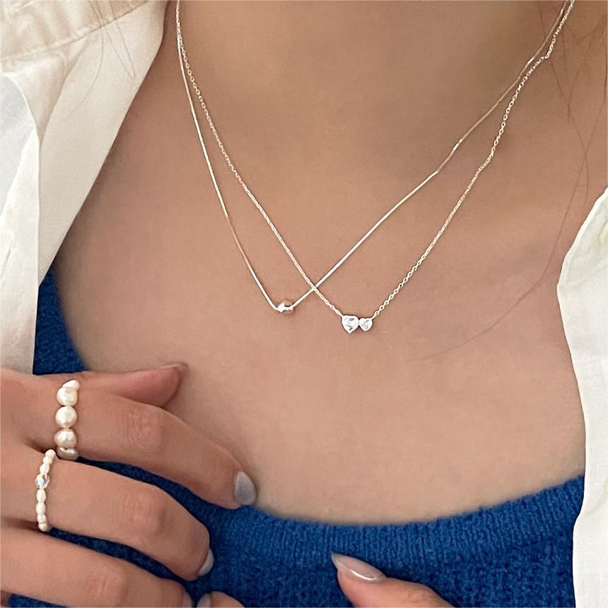 Collana Minimalista a Cuore in Argento Sterling 925 con Accenti di Zirconi su Catena a Croce per Donna