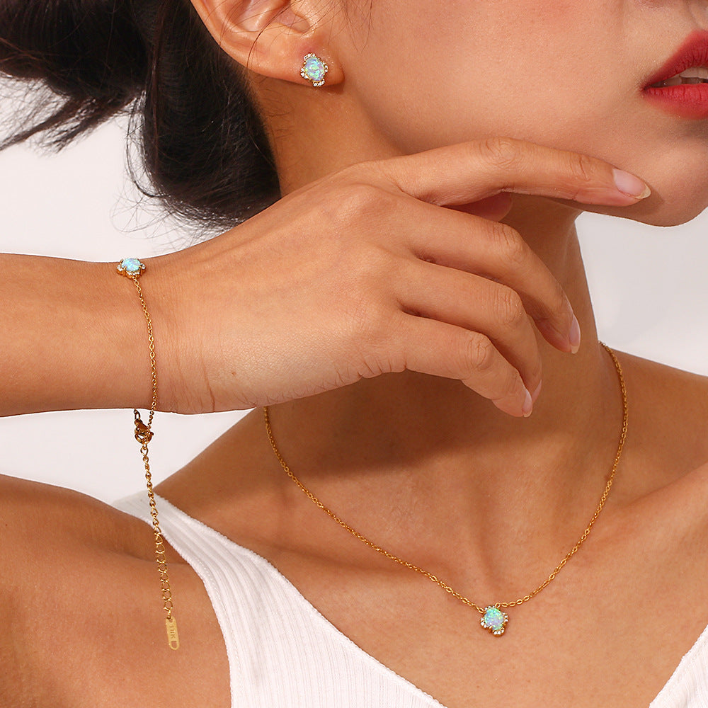 Parure di collana con pendente floreale vintage di moda da donna con catena in acciaio al titanio e placcatura in oro 18K con design a petalo