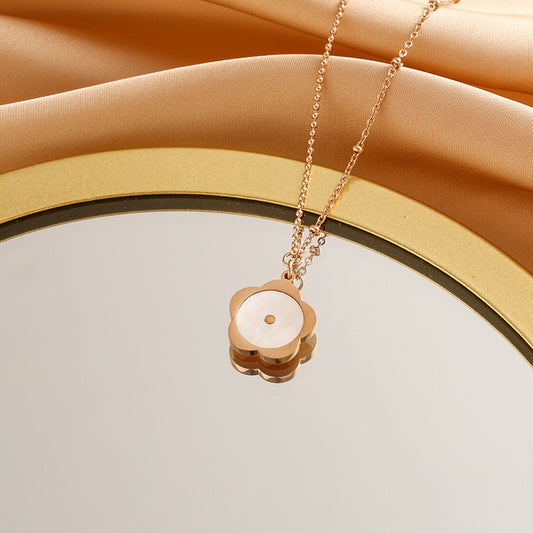 Collar con colgante de acero titanio con diseño original en forma de trébol con incrustaciones de diamantes de imitación en cadena tipo O para mujeres y hombres