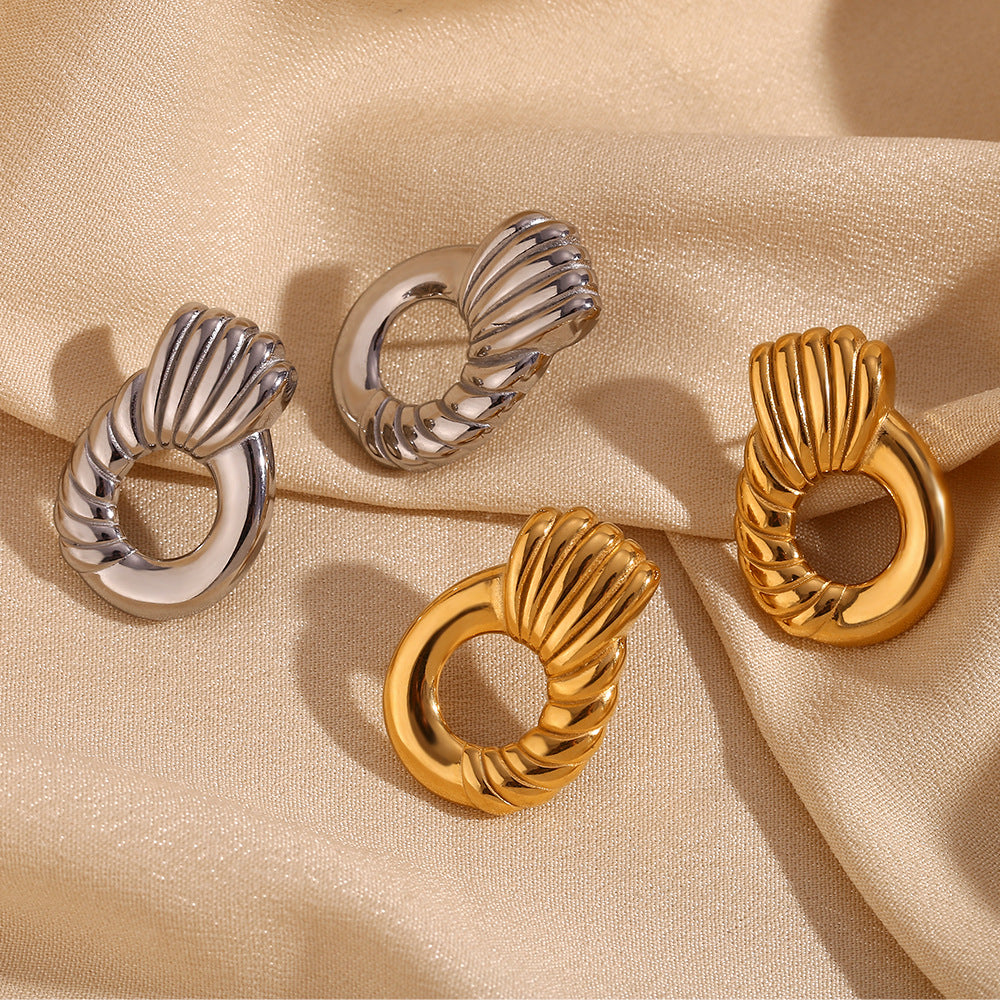 Orecchini a perno da donna geometrici alla moda in acciaio inossidabile con placcatura in oro 18 carati e motivo a strisce diagonali