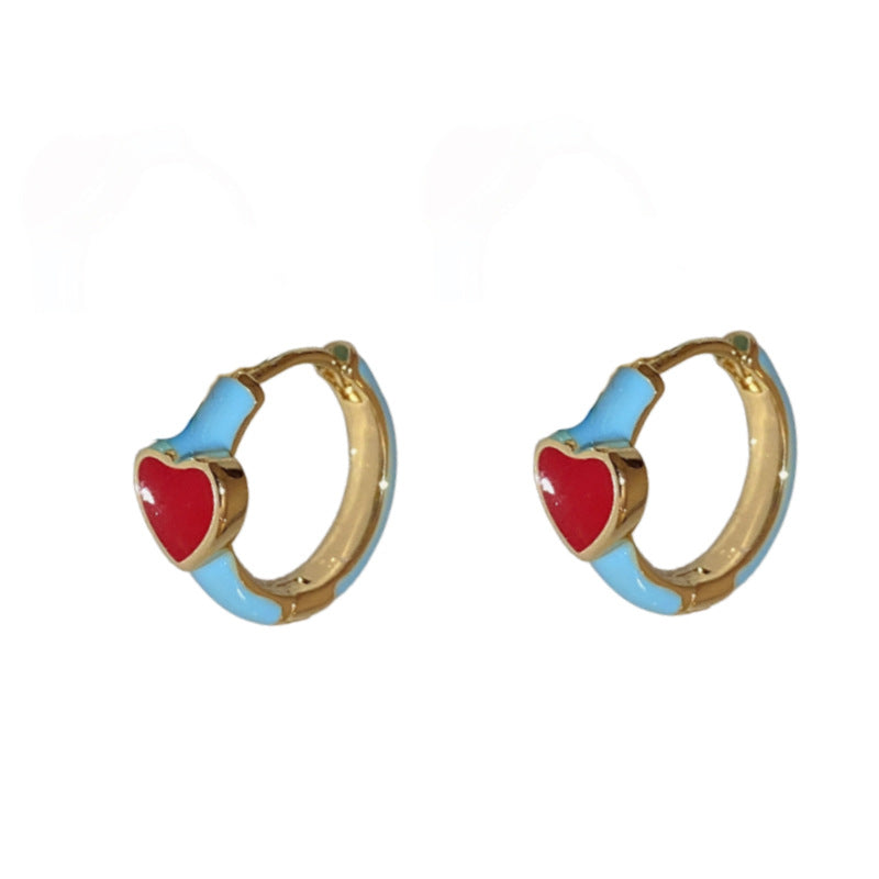 Pendientes de tuerca minimalistas de metal con forma de corazón esmaltado en rojo para mujer, con un diseño elegante y versátil.