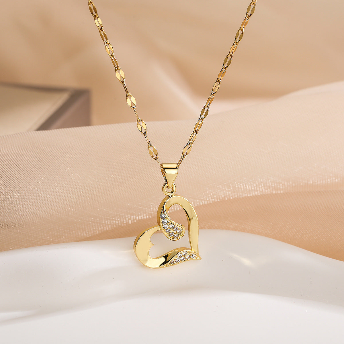 Minimalist Heart-Shaped Copper Pendant Necklace with Gold Plating and Zircon Accents for Women