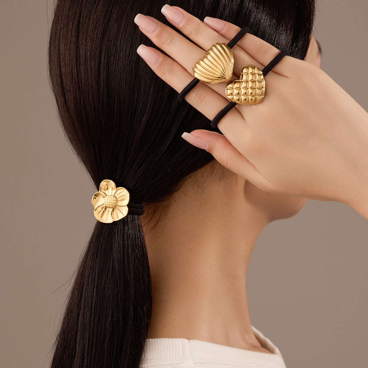 Fermacoda a forma di cuore e girasole in acciaio e titanio minimalista con finitura placcata per coda bassa, accessorio moda ad alta elasticità