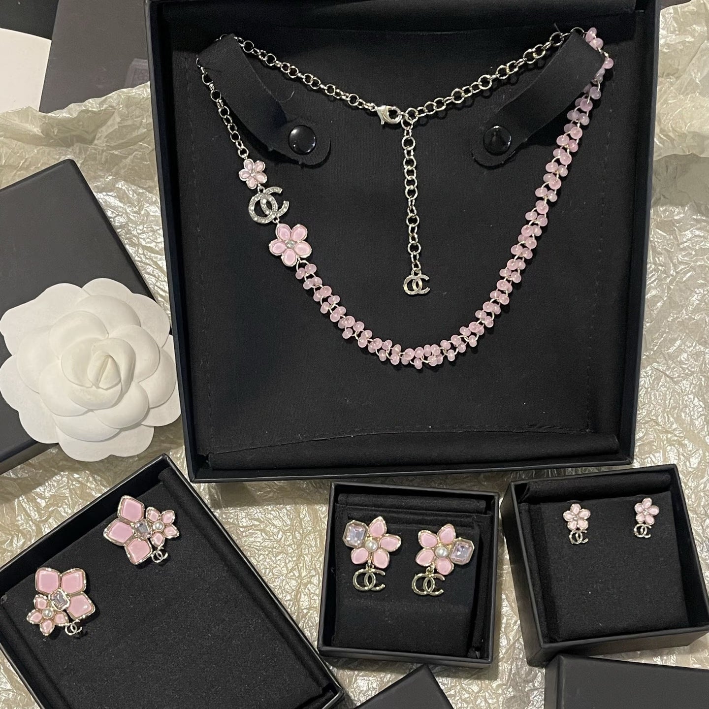 Orecchini in ottone placcato oro con fiori dolci e perni in argento sterling 925