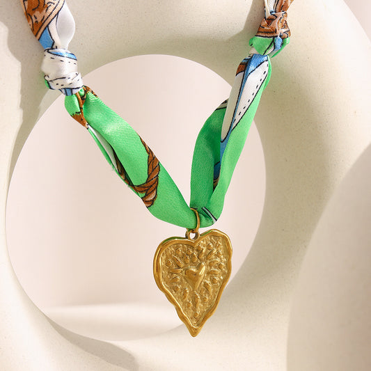 Collar de lujo minimalista con corazón de acero inoxidable bañado en oro de 18 quilates y pañuelo de seda verde para mujer
