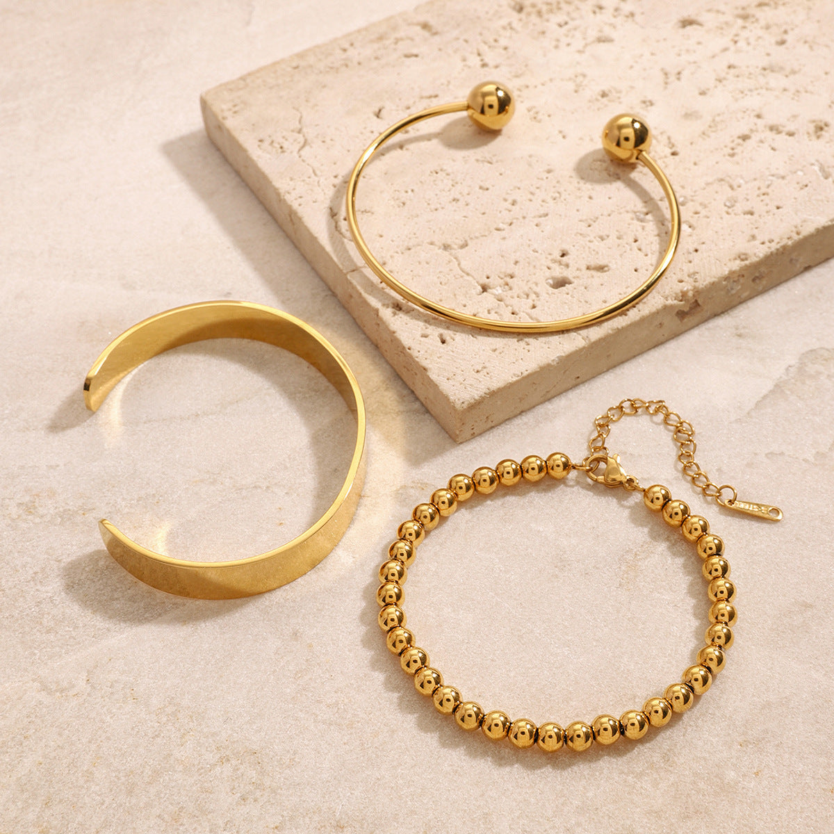 Pulsera Minimalista Geométrica de Acero Inoxidable con Cuentas y Brazalete Ajustable de Acero de Titanio Bañado en Oro de 18K