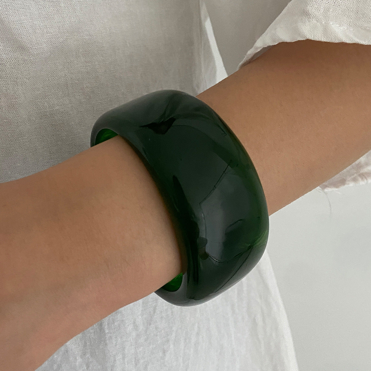 Bracciale a Polsino Largo Geometrico Minimalista in Resina con Finitura Artigianale da Donna