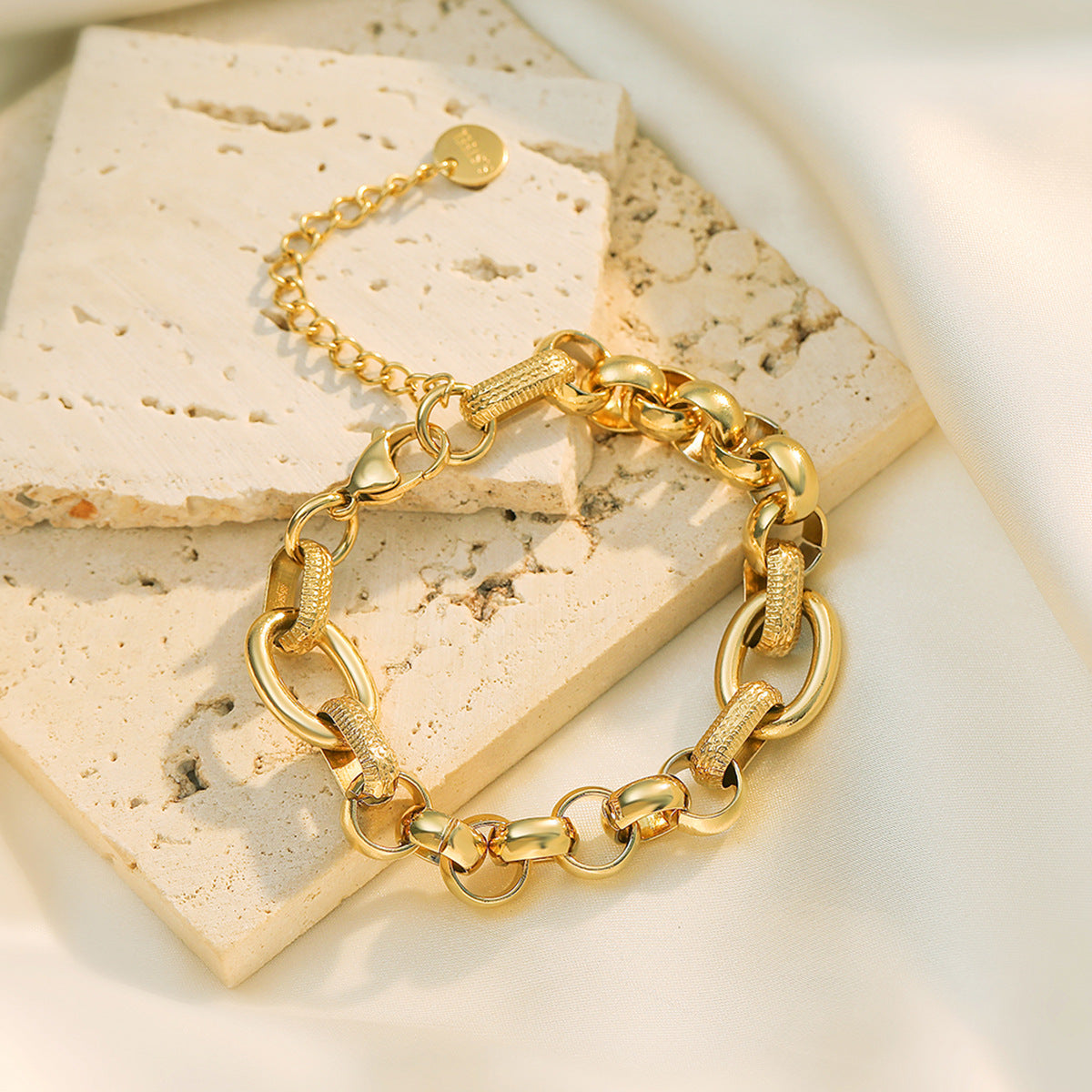 Bracciale Punk Minimalista Geometrico in Acciaio al Titanio da Donna con Finitura Placcata Design Irregolare Estetica Vintage