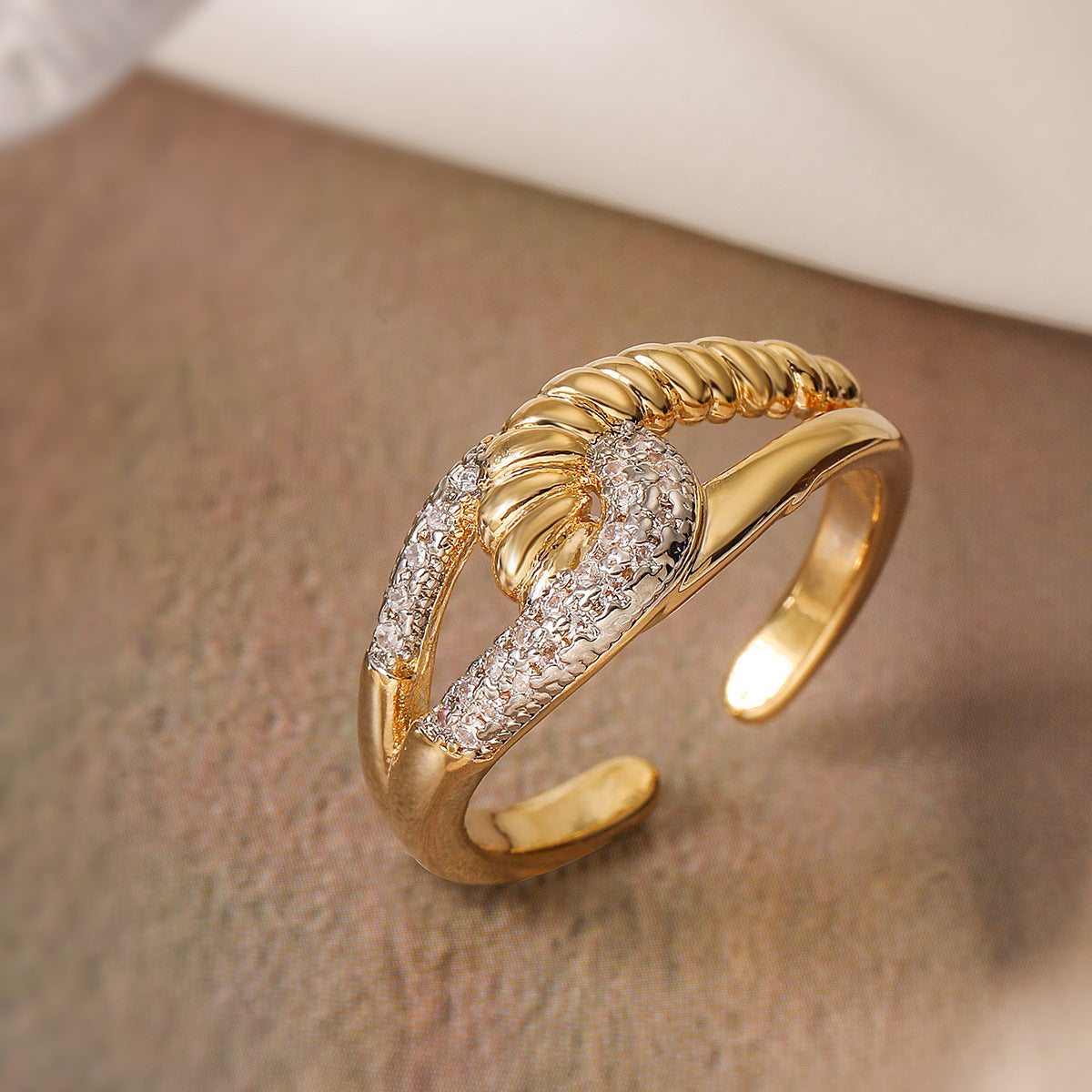 Anello aperto geometrico minimalista da donna in rame con zirconi micro-pavé