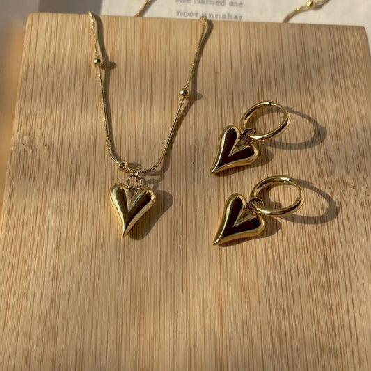 Pendientes minimalistas de corazón de acero inoxidable y titanio de contraste con baño de oro, acabado pulido, accesorio de moda versátil para mujer
