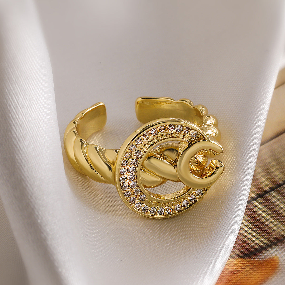 Anello geometrico minimalista in rame placcato oro 18 carati con zirconia micro-incastonata per donna