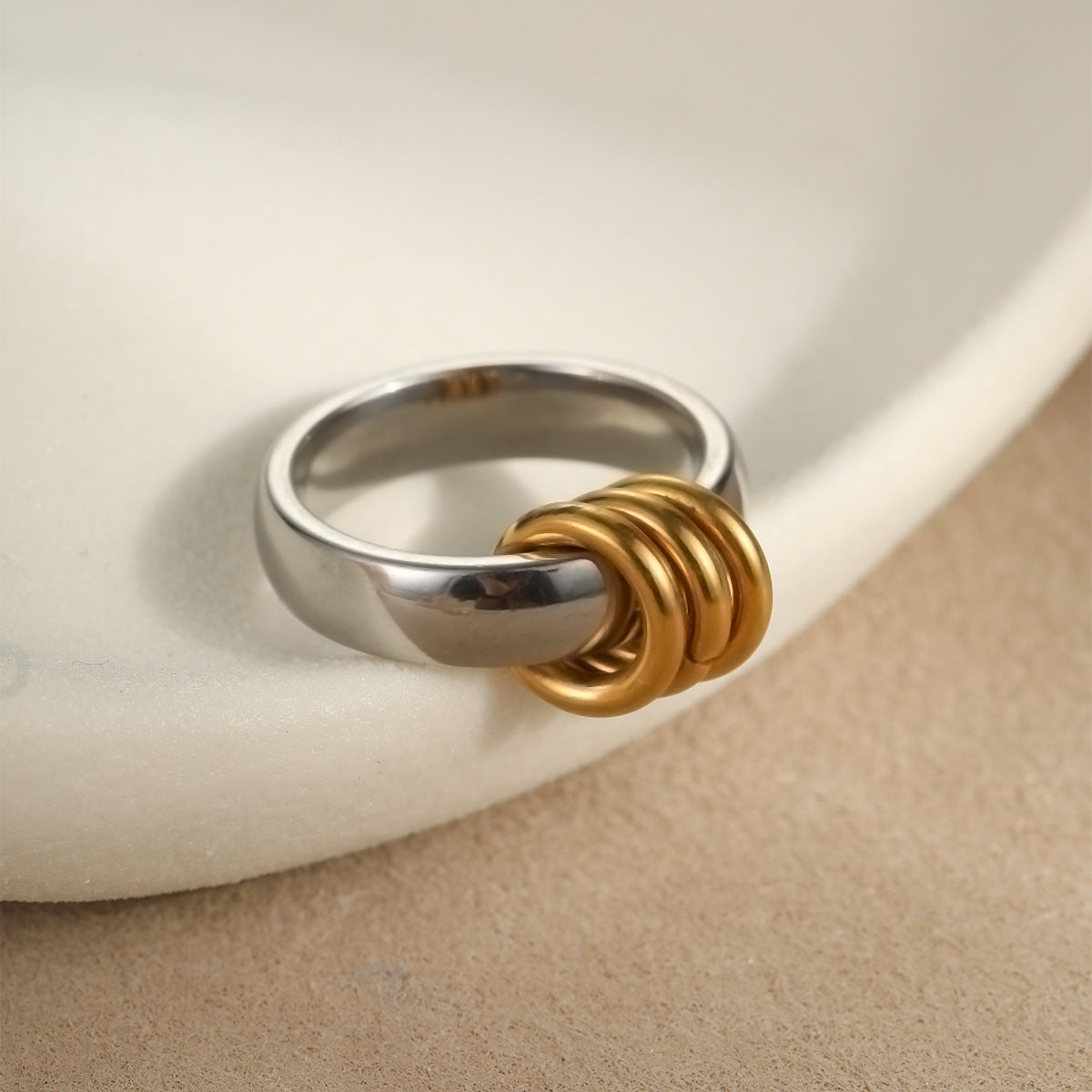 Anillo minimalista geométrico de acero inoxidable con baño de oro de 18 quilates para mujer, banda ajustable apilable