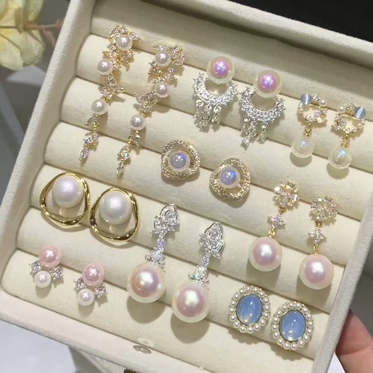 Pendientes de perlas geométricos para mujer con detalles de circonitas, postes de acero galvanizado, estilo retro lujoso y elegante para otoño e invierno