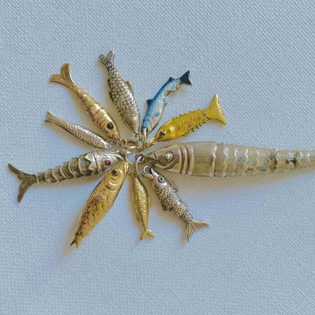 Collar minimalista con colgante de animal de acero de titanio bañado en oro de 18 quilates para mujer