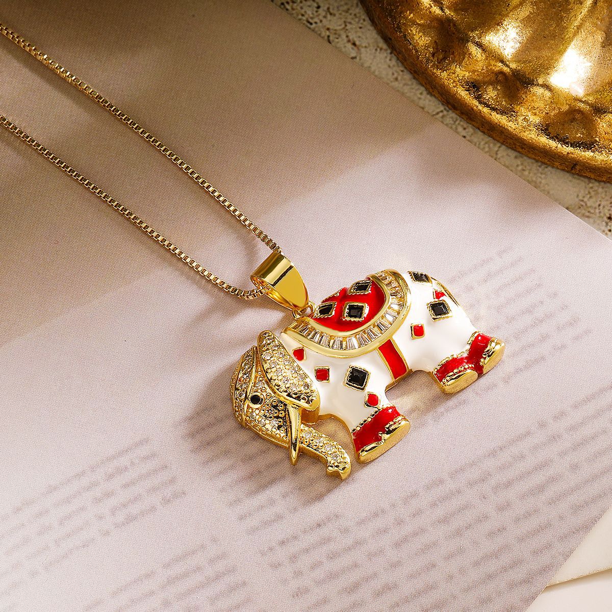 Collana da donna con ciondolo a forma di elefante minimalista, con base in rame placcata in oro 18K e finitura smaltata con zirconi cubici