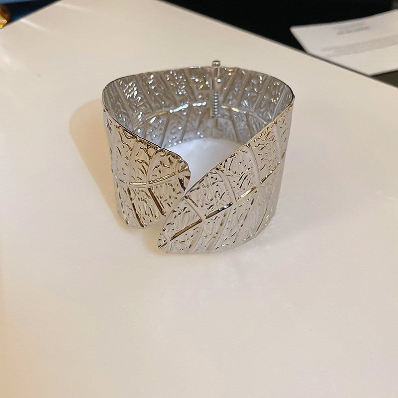 Pulsera de metal con patrón de cuadrícula geométrica de tono frío minimalista con acabado galvanizado para mujer