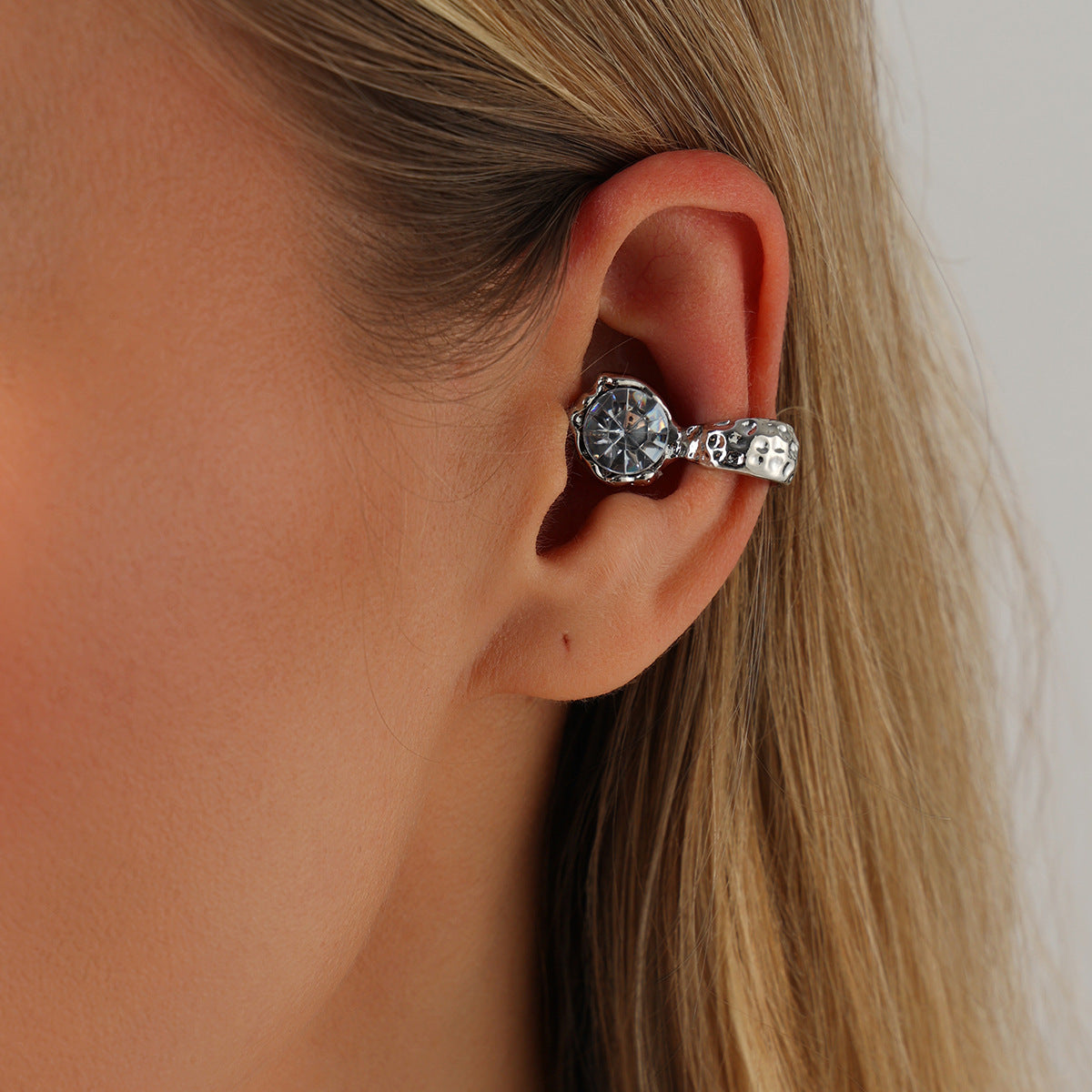 Minimalist Geometric Rhinestone Plated Zinc Alloy C-Shaped Ear Clip for Women