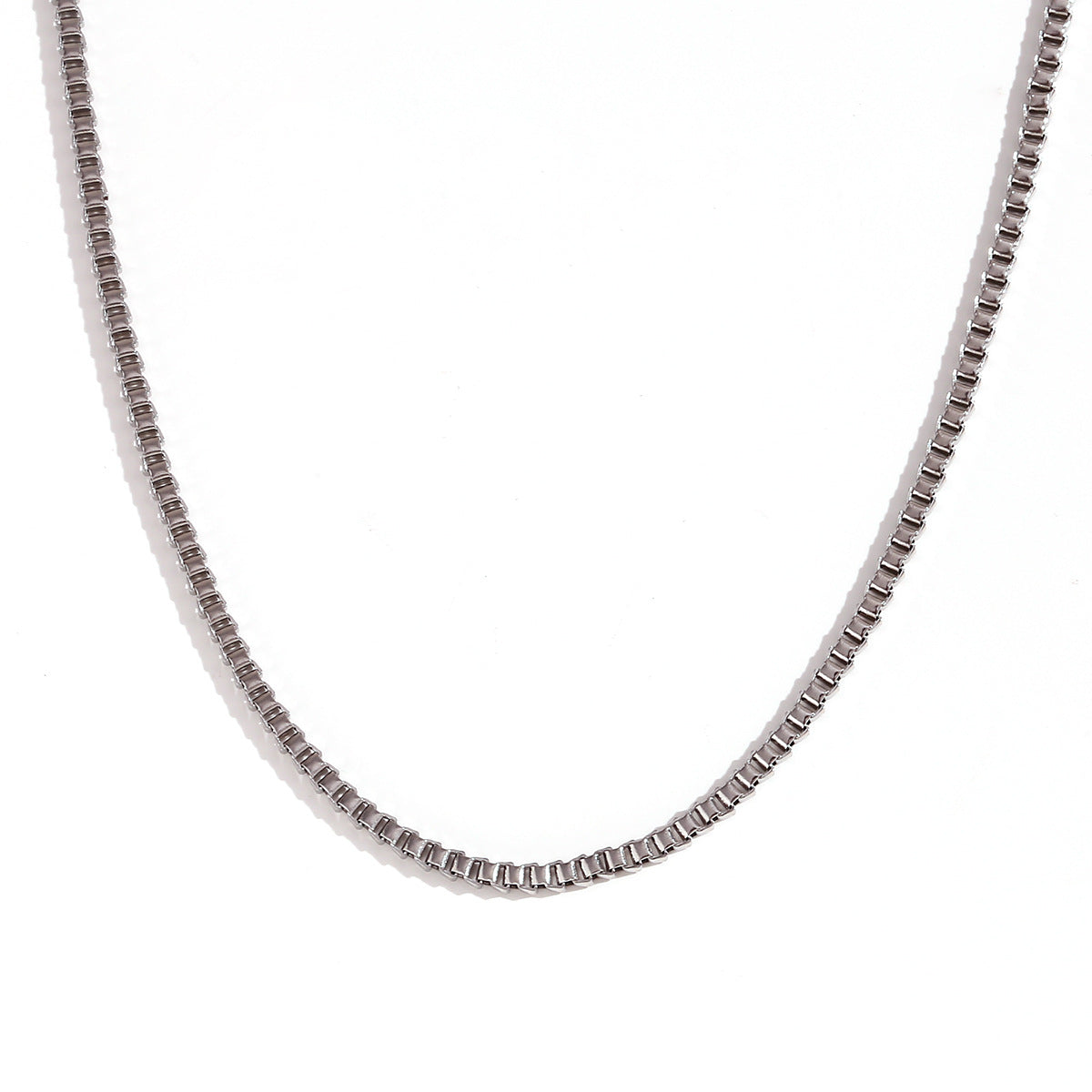 Collar de cadena con caja geométrica minimalista de acero de titanio chapado en oro de 18 quilates para mujer