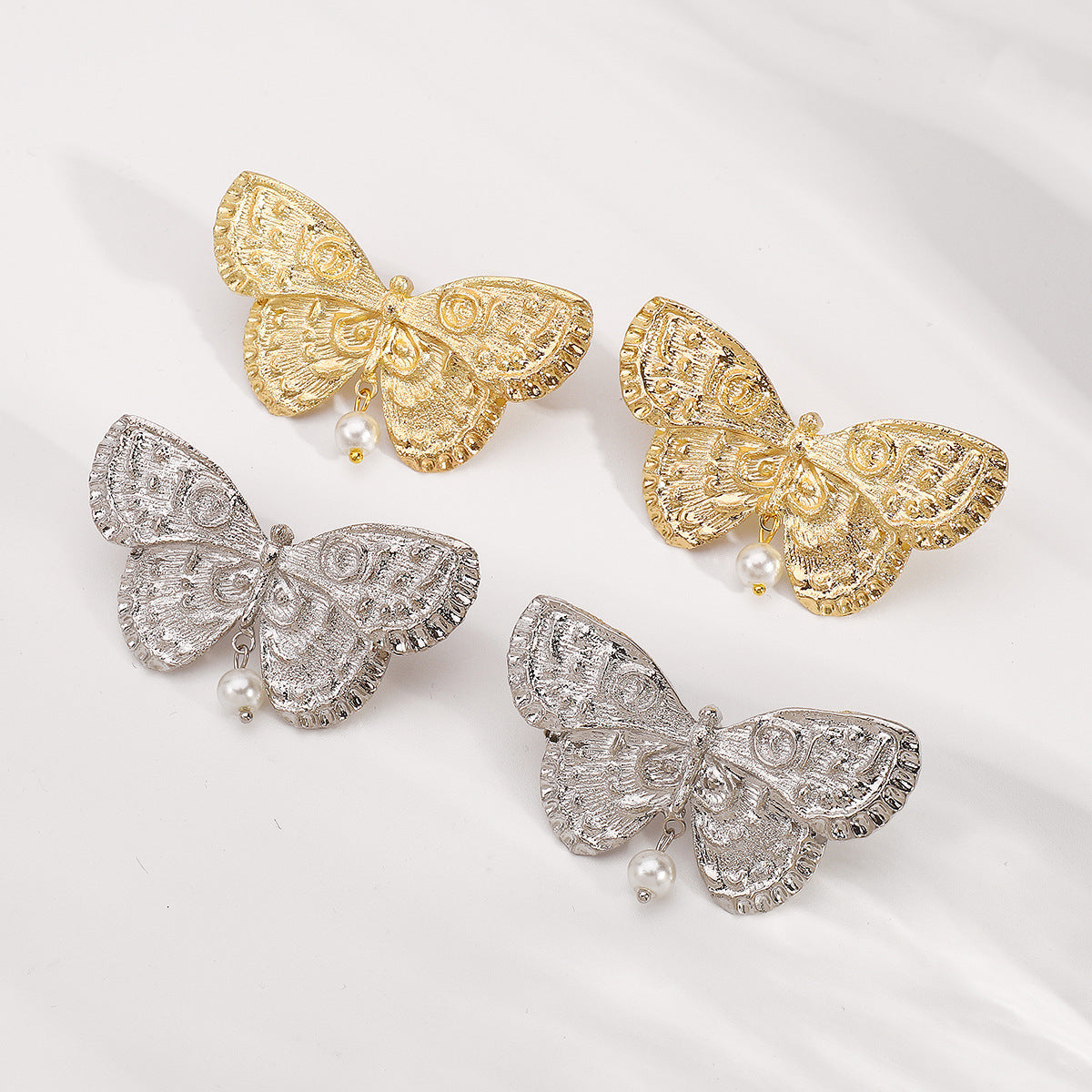 Pendientes de aleación con forma de mariposa estilo palaciego vintage con perlas simuladas y acabado chapado