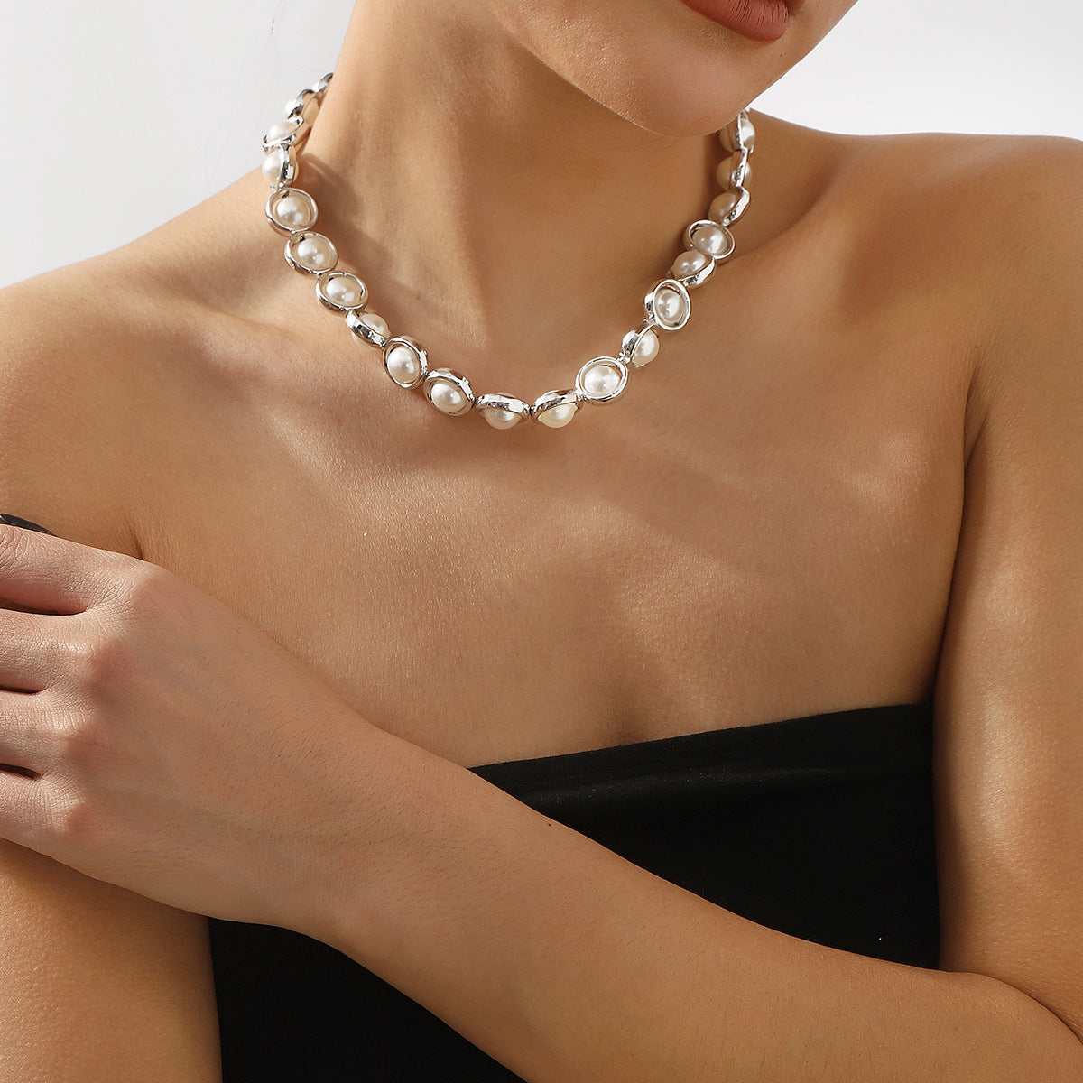 Elegante Collana con Colletto di Perle Vintage da Donna con Pendente a Forma Geometrica in Perle Imitazione su Catena di Perle