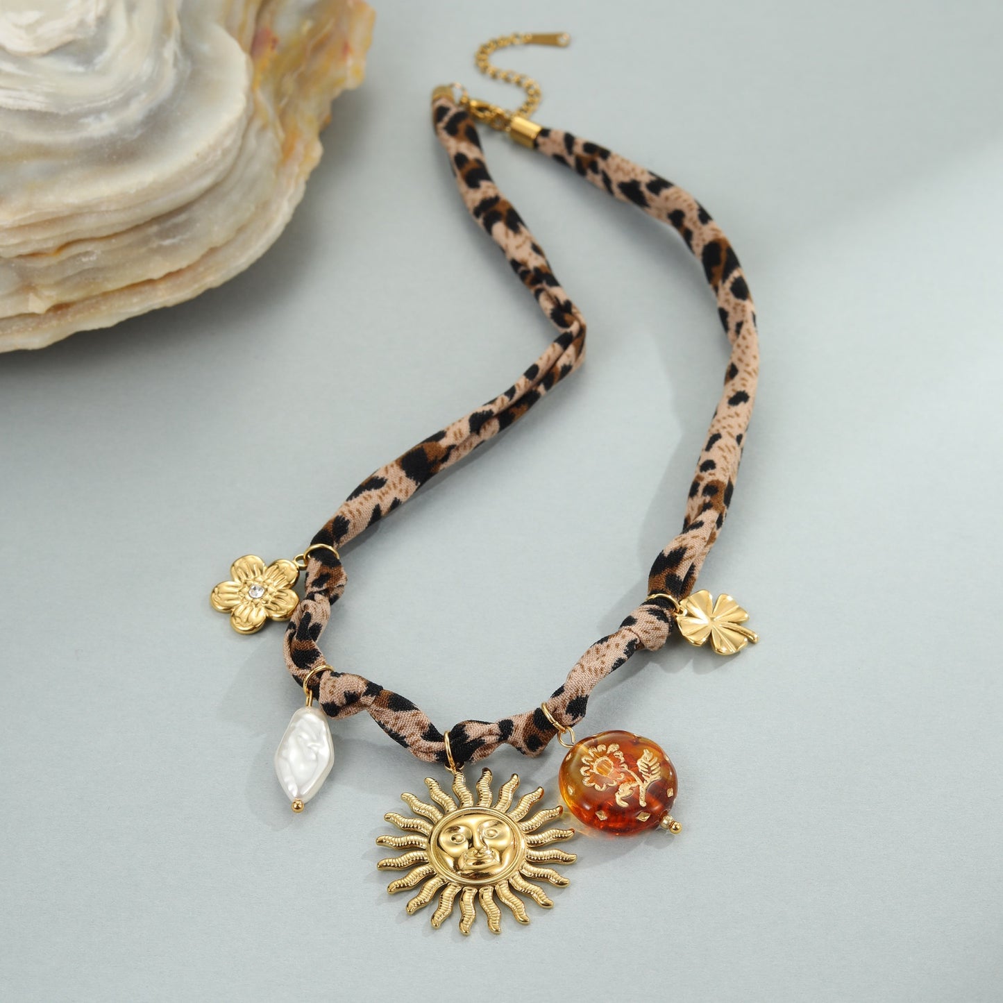 Elegante collar de acero inoxidable con estampado de leopardo en forma de corazón y colgante de girasol con acabado chapado para mujer