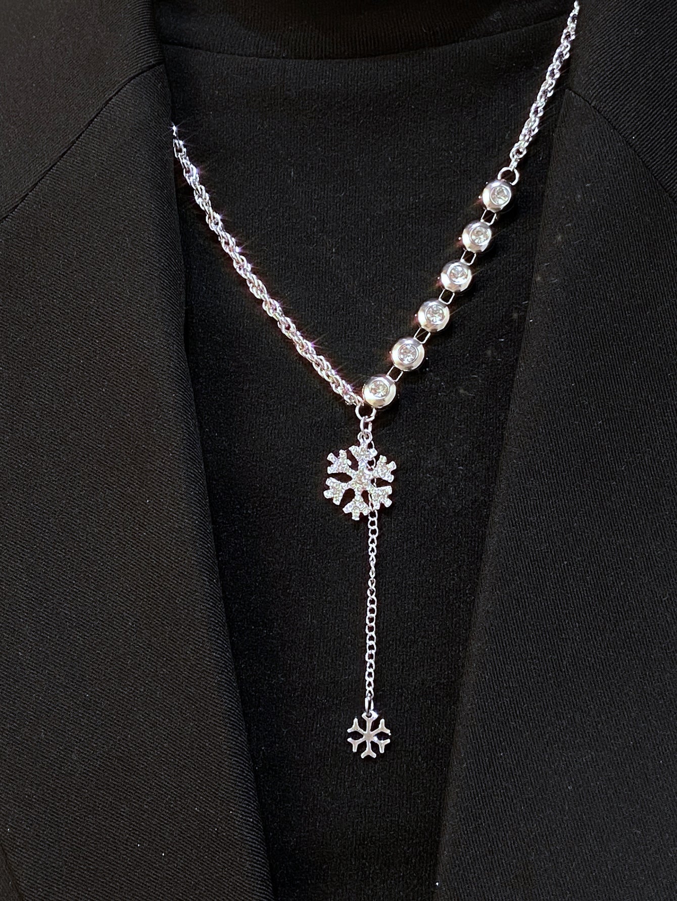 Collar con Colgante de Copo de Nieve Minimalista en Aleación con Incrustaciones de Diamantes de Imitación para Mujer, Cadena con Medallón Geométrico Azul