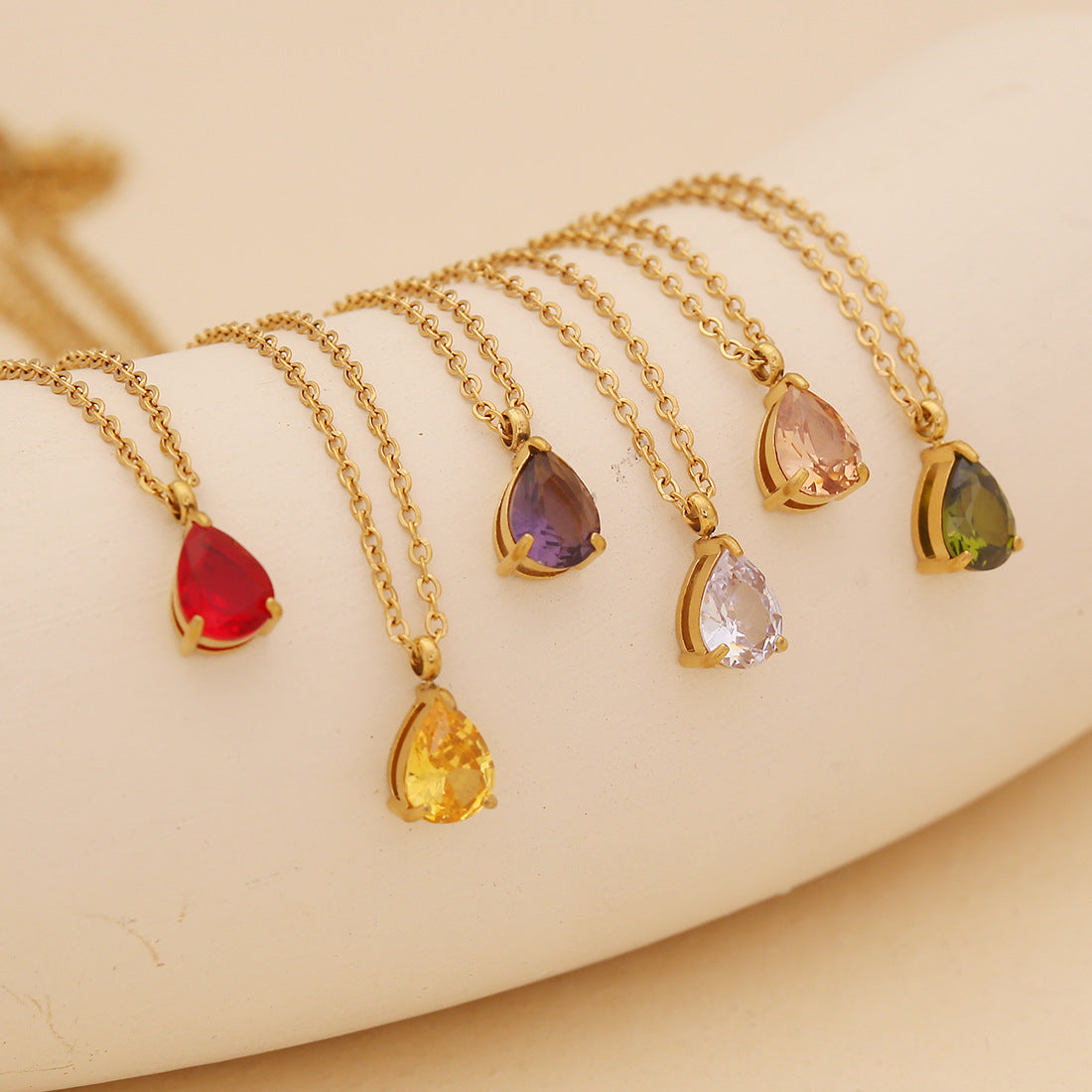 Collana con pendente da donna in acciaio inossidabile a forma di goccia d'acqua, placcata e alla moda