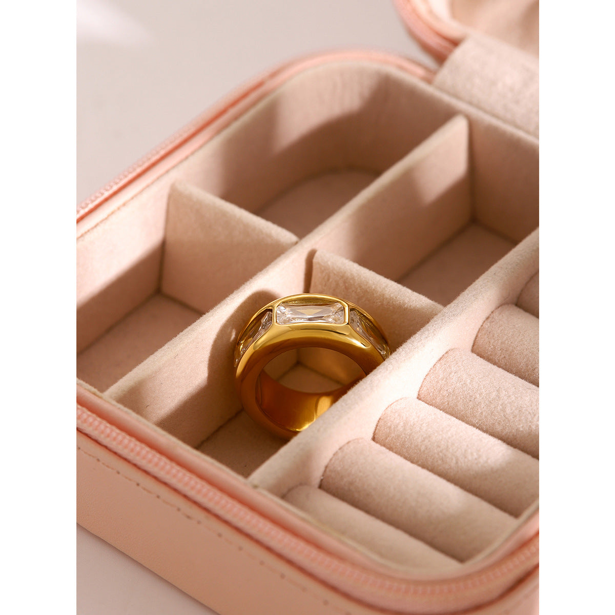 Anello a fascia larga minimalista in acciaio al titanio con tre intarsi in zirconia per unisex, finitura galvanizzata