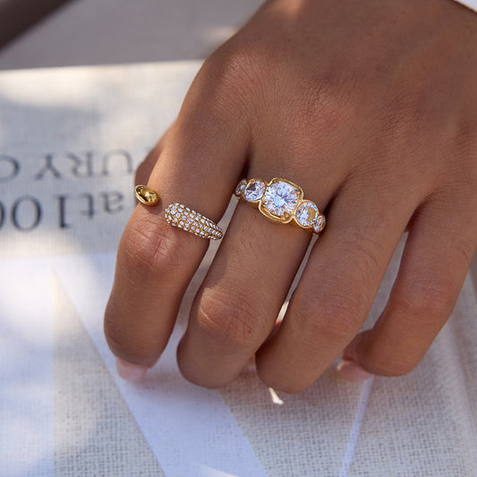 Anello da donna in acciaio inossidabile geometrico con accenti di zirconia placcato in oro 18 carati — Anello di lusso minimalista di tendenza