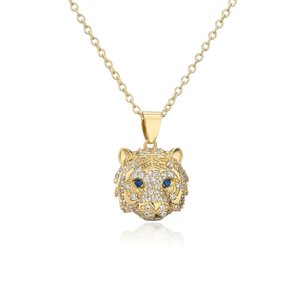 Collana con ciondolo minimalista a testa di tigre in rame con zirconi micro-incastonati e placcatura in oro 18 carati