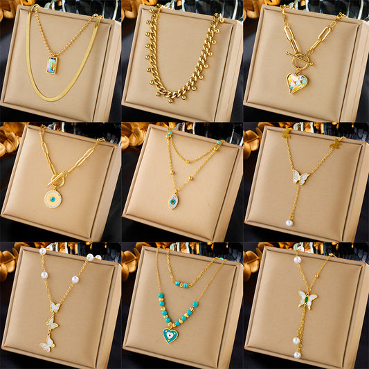 Collana girocollo minimalista con ciondolo a farfalla di perle, dettagli a cuore con strass, catena in acciaio inossidabile, nappe decorative, design multistrato da donna