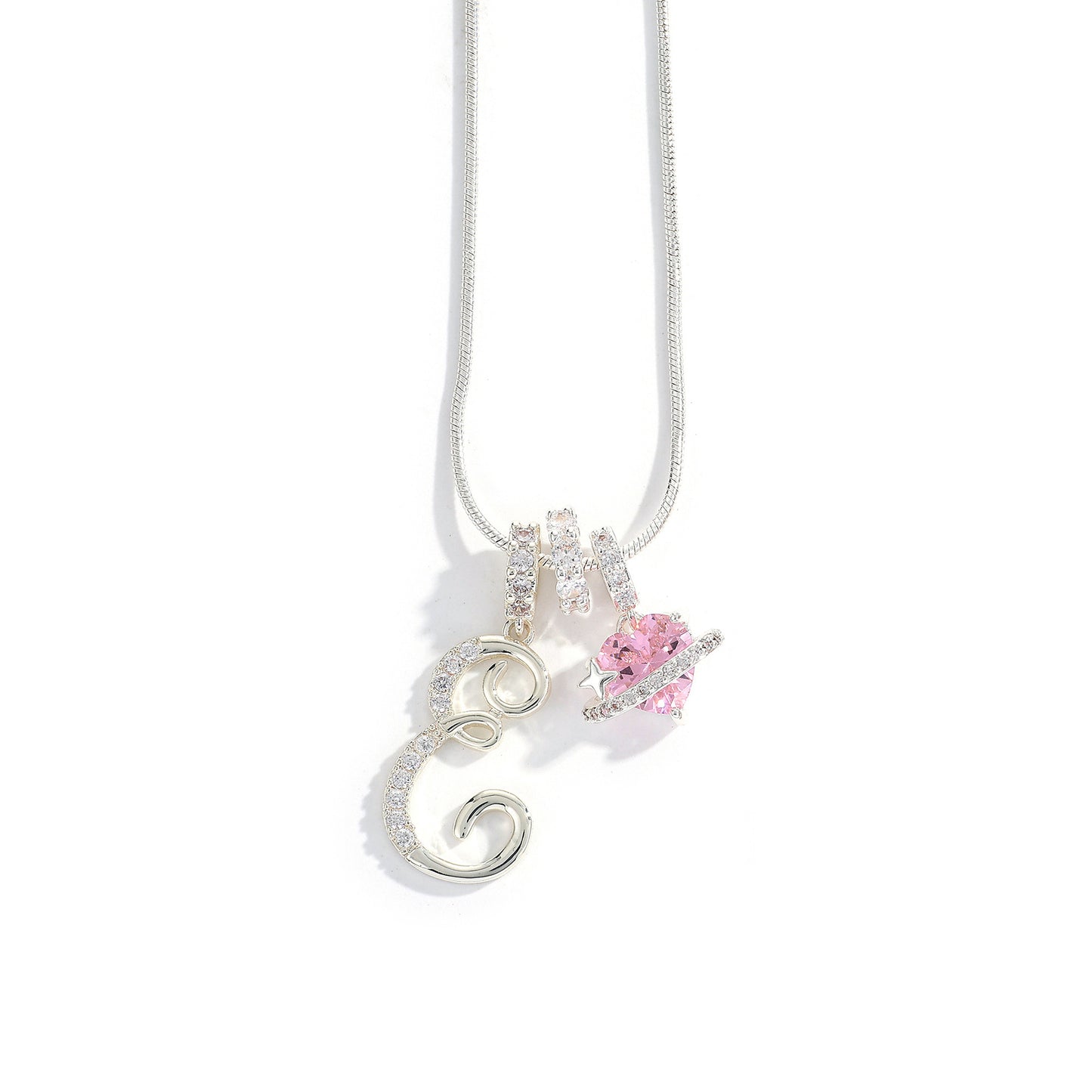 Collana con ciondolo a lettera minimalista in rame con intarsio di zirconi dal design geometrico per donna