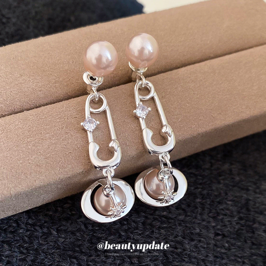 Eleganti Orecchini a Perno Saturno Stile Francese con Perla Simulato e Accenti di Zirconia, Perni in Acciaio Elettroplaccato, Design a Stella per Donna