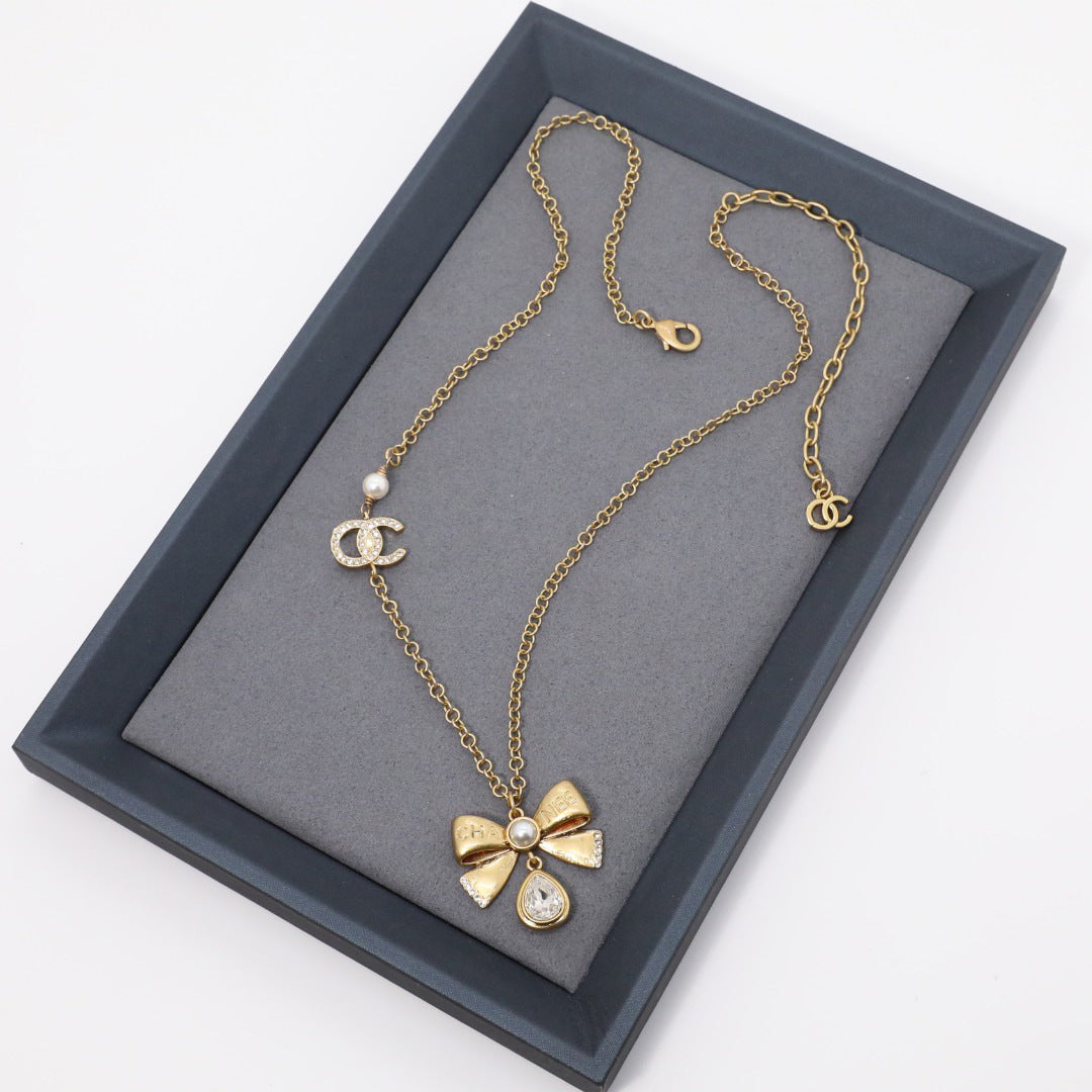 Orecchini vintage in ottone placcato oro con fiocco e strass, perno in argento sterling 925