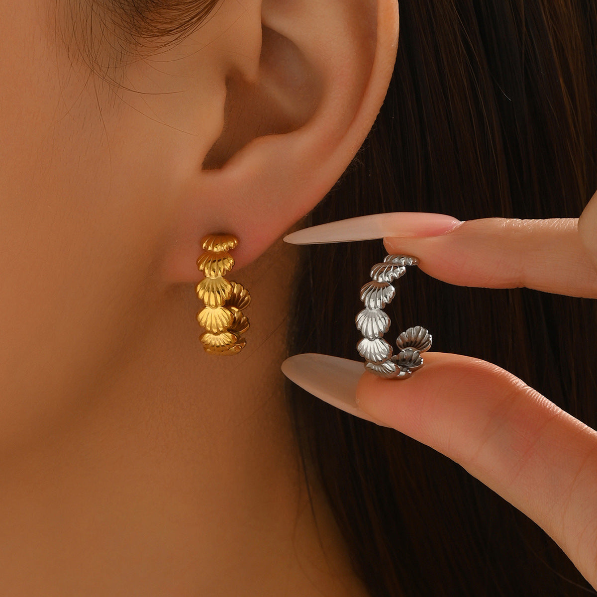 Pendientes minimalistas de aleación de zinc en forma de concha inspirados en el océano con acabado galvanizado para mujer