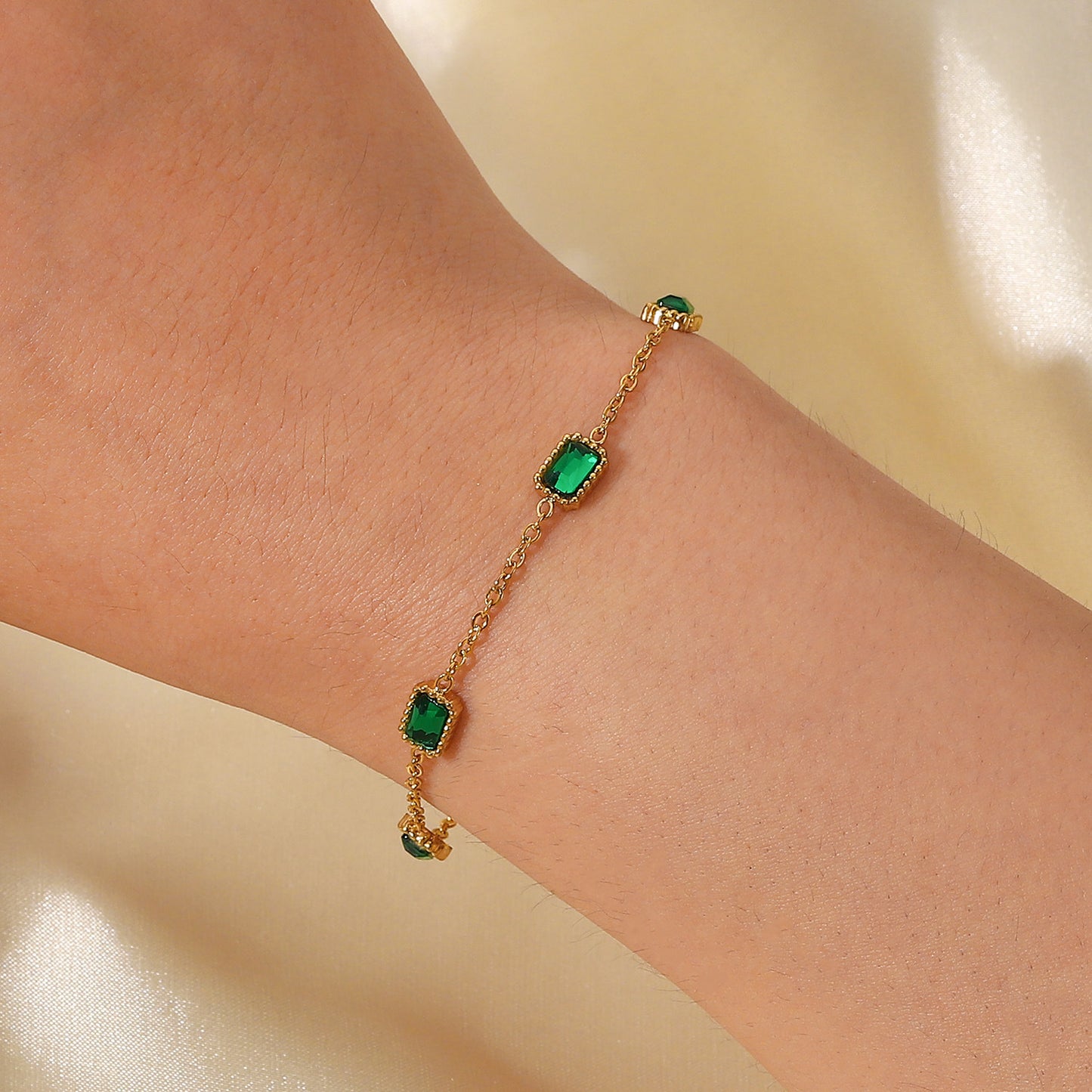 Bracciale Minimalista Geometrico in Acciaio Inossidabile con Placcatura in Oro 14K e Accenti Quadrati di Zircone Verde da Donna