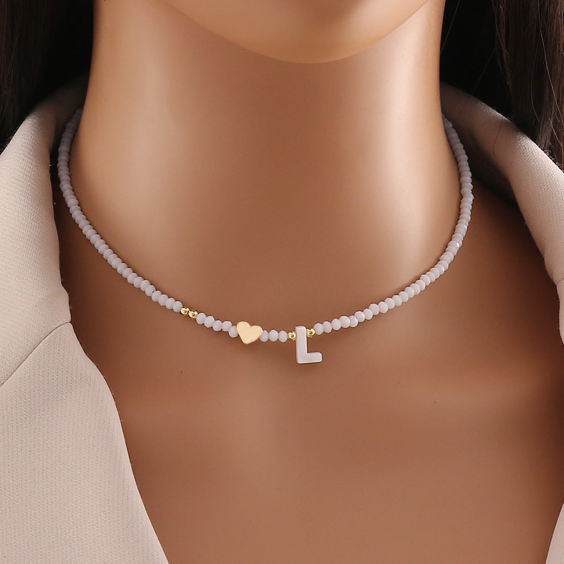 Collana con ciondolo a lettera dal design originale con ciondolo a conchiglia e perline di cristallo da donna