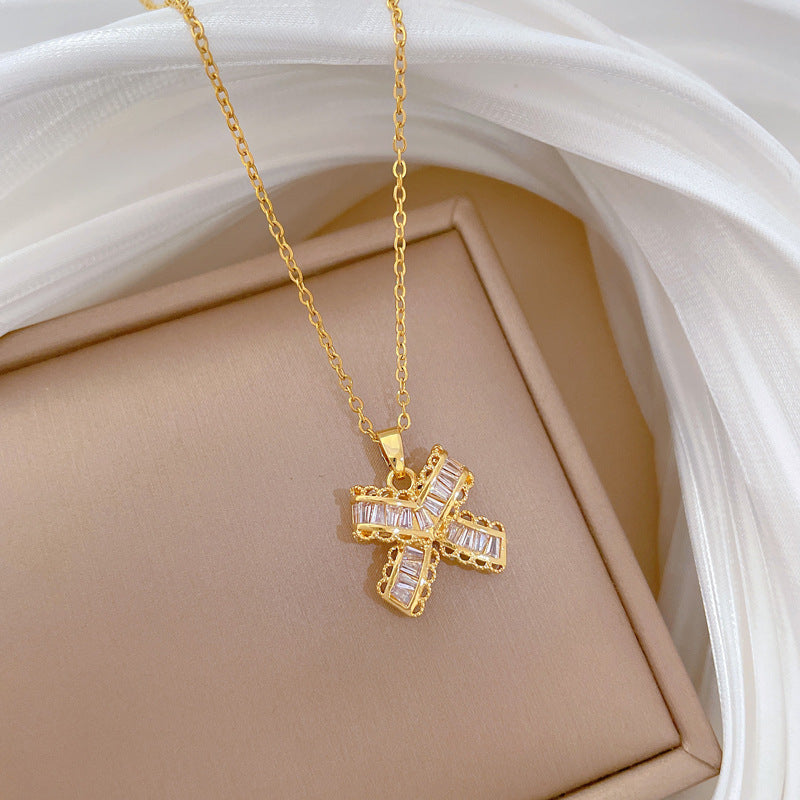 Collana a Farfalla in Acciaio al Titanio con Intarsi di Strass, Catena Delicata per Clavicole in Stile Fresco e Dolce